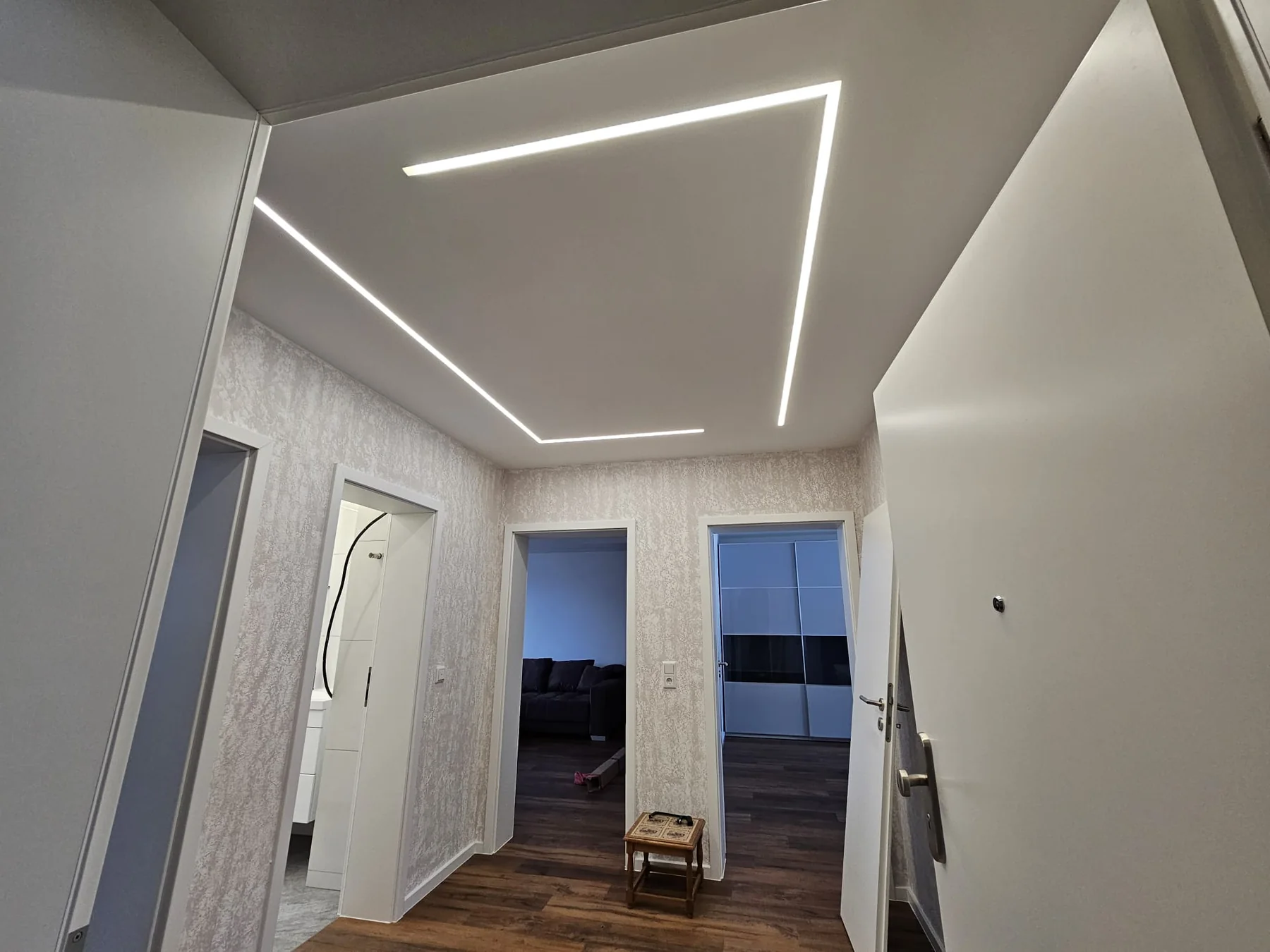 Fertiggestellter Innenausbau mit moderner Deckenbeleuchtung