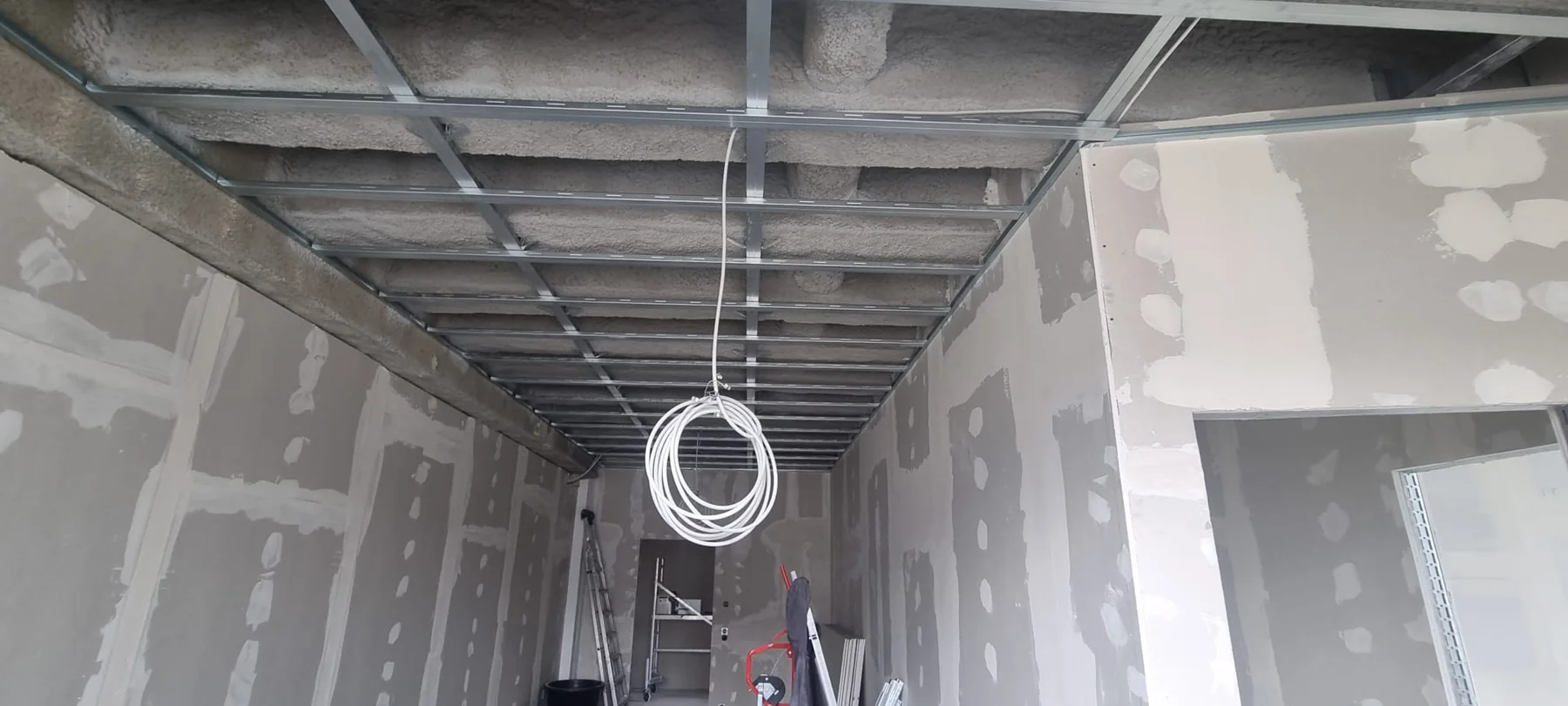Trockenbau mit montierten Gipskartonplatten