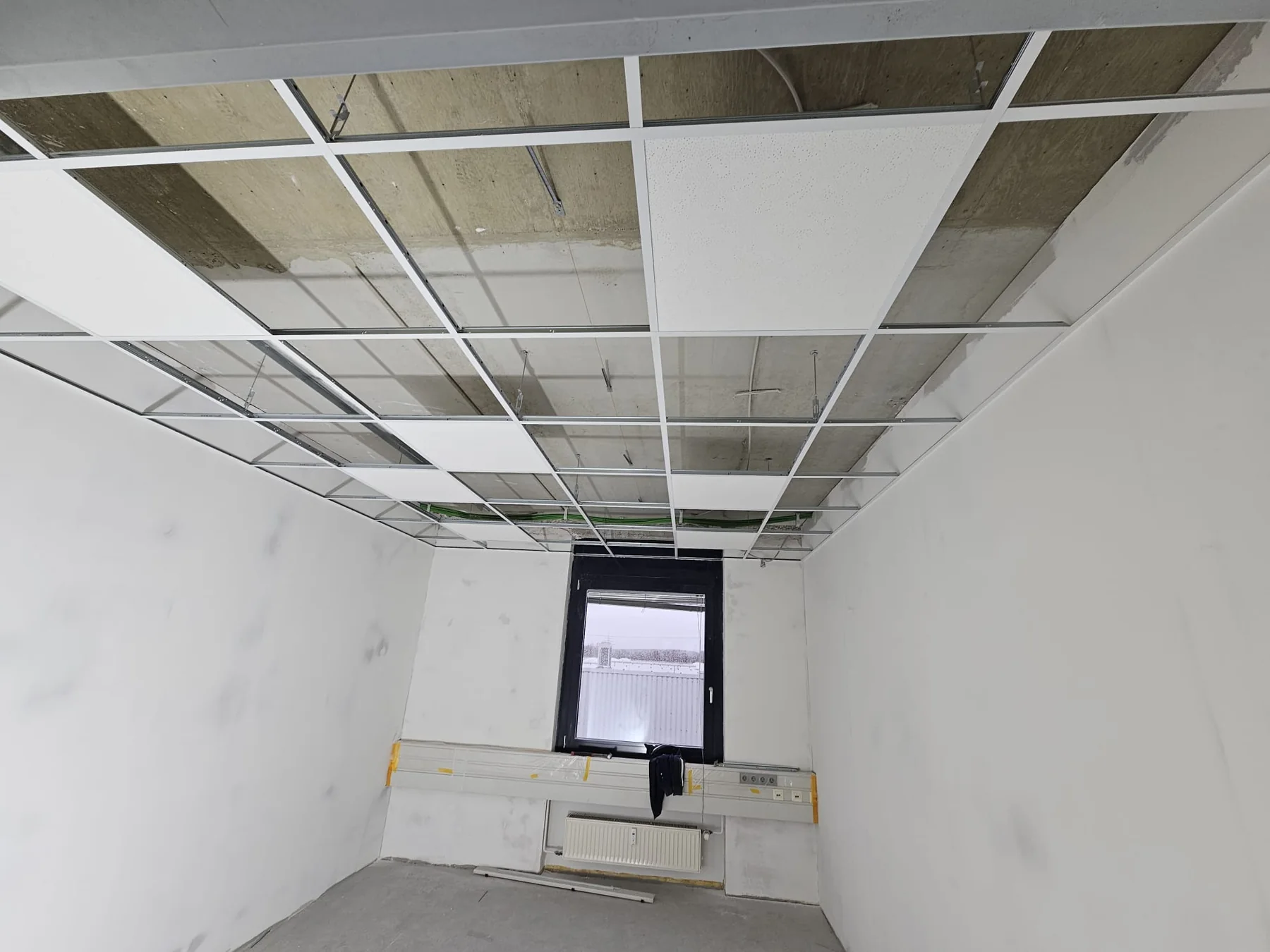Abgehängte Decke mit Raster