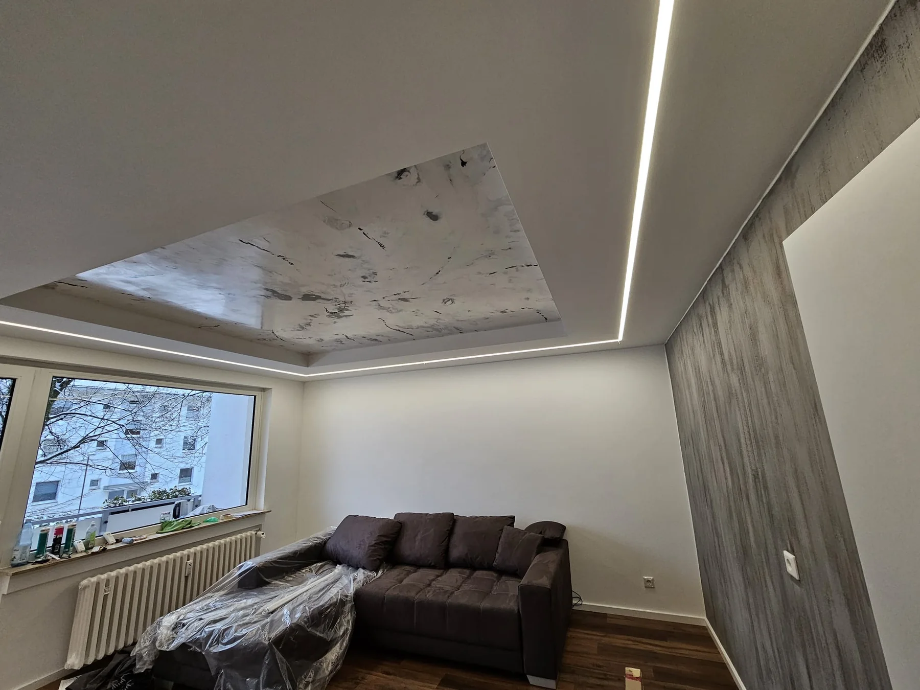 Modern fertiggestellte Decke mit Lichtlinien