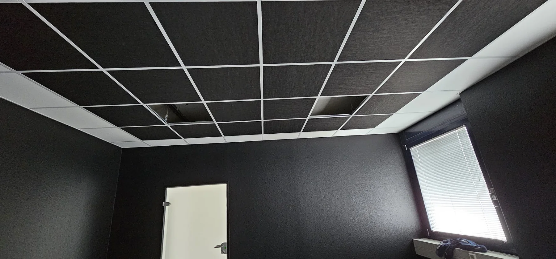 Schwarze Rasterdecke